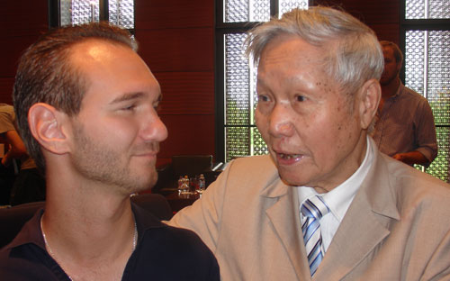 Nick Vujicic và Giáo sư Đào Nguyên Cát.<br>