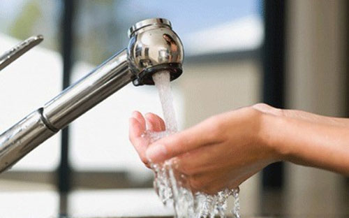 Tại Hà Nội, dự kiến từ ngày 1/10/2013 giá nước sạch sẽ tăng lên 4.797 đồng/m3; từ ngày 1/10/2014 sẽ tăng 
lên 5.773 đồng/m3; từ ngày 1/10/2015 sẽ tăng lên 6.869 đồng/m3.