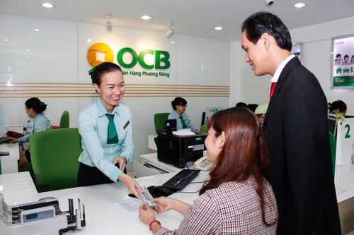 Khách hàng giao dịch tại OCB.<br>