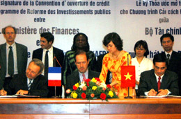 Lế ký thỏa ước giữa Bộ Tài chính Trần Xuân Hà và Cơ quan phát triển Pháp.