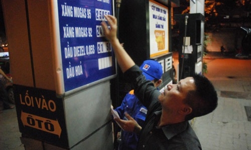 Thủ tướng yêu cầu xem xét việc giảm giá xăng dầu