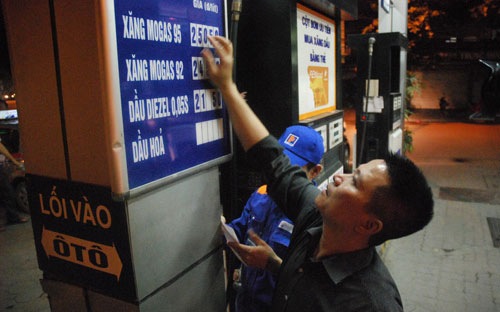 Giá xăng dầu thế giới giảm liên tiếp trong gần 1 tháng qua, song giá bán lẻ trong nước vẫn được giữ nguyên.<br>