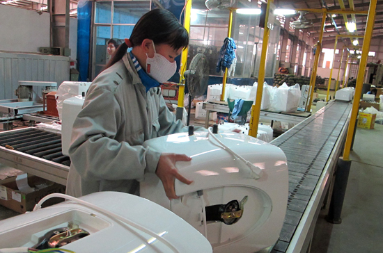 Doanh nghiệp đang chịu chi phí đầu vào sản xuất tăng mạnh hơn mức độ tác động của tăng giá xăng và giá điện.