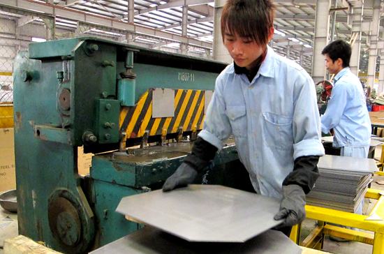 Sản xuất bình nước nóng Olympic tại Công ty Thương mại và Công nghiệp Mỹ Việt - Ảnh: Anh Quân.