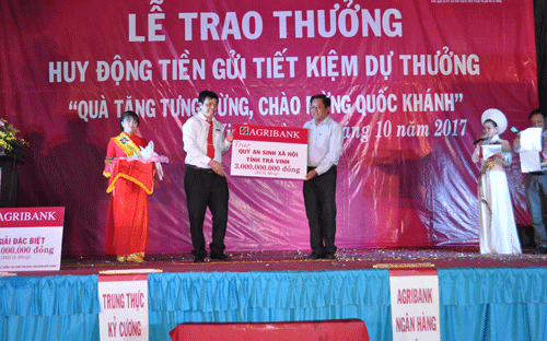 Đại diện Agribank, ông Giang Văn Dũng - Giám đốc Agribank Trà Vinh (bên 
trái) trao cho đại diện Mặt trận Tổ quốc tỉnh Trà Vinh số tiền 3 tỷ đồng để thực
 hiện chính sách an sinh xã hội tại tỉnh Trà Vinh.