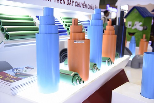 Tham gia Triển lãm Quốc tế Vietbuild 2017 tại Tp.HCM, Tập đoàn Hoa Sen 
sẽ giới thiệu đến đối tác và người tiêu dùng 3 dòng sản phẩm tiêu biểu 
gồm: Tôn Hoa Sen, Ống kẽm Hoa Sen, Ống nhựa Hoa Sen và phụ kiện.<br>