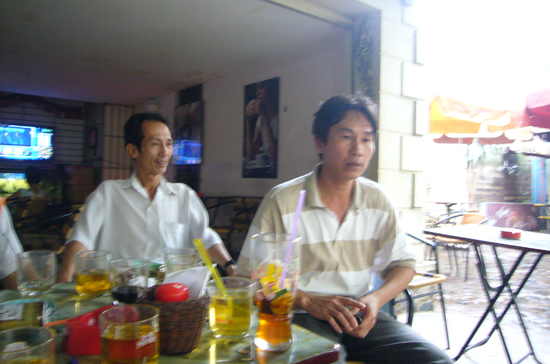 Hai trong số 7 lao động vừa trở về từ miền đất "hứa" - Ảnh: V.H.