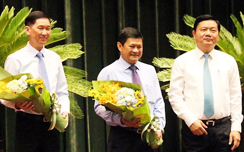 Bí thư Thành uỷ Đinh La Thăng chúc mừng hai tân Phó chủ tịch UBND thành phố.<br>