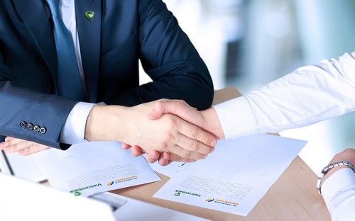 Hai bên cũng sẽ ưu tiên giới thiệu khách hàng có nhu cầu sử dụng sản 
phẩm, dịch vụ của nhau đồng thời xem xét sử dụng một số sản phẩm, dịch 
vụ của mỗi bên. 