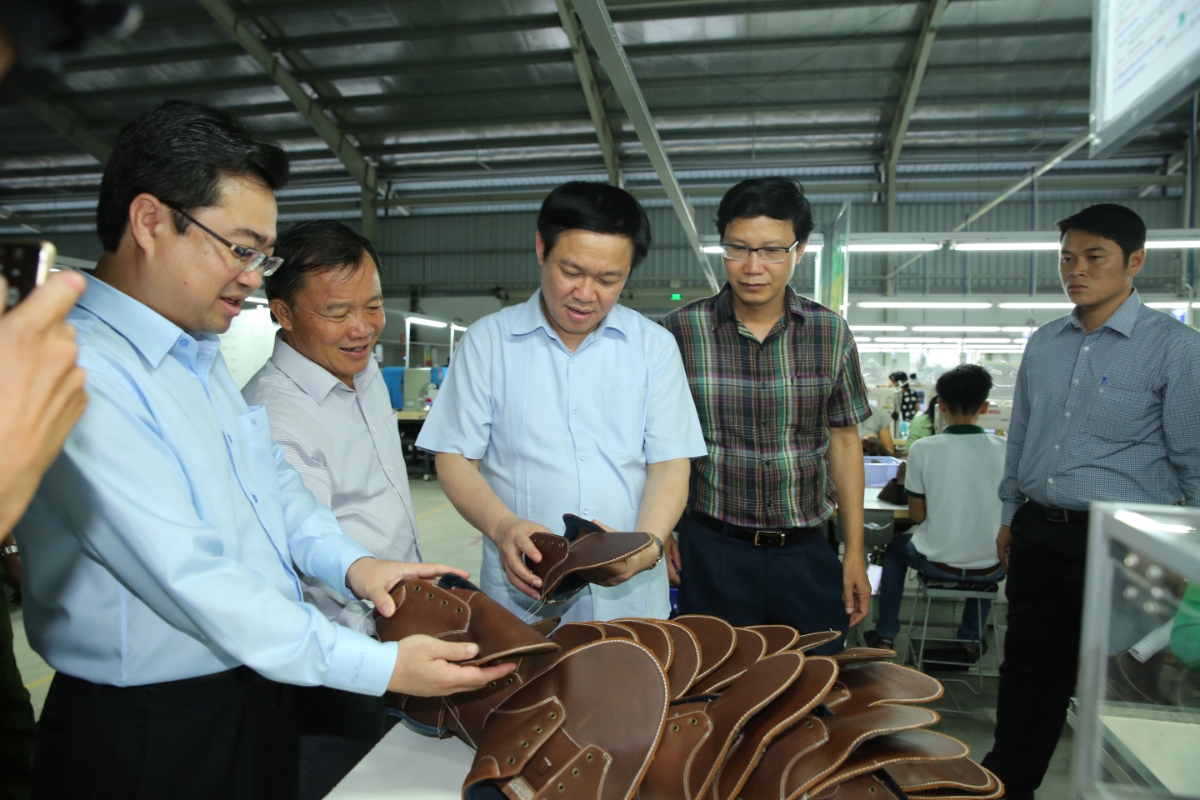<span style="font-family: 'Times New Roman'; font-size: 14.6667px;">Phó thủ tướng Vương Đình Huệ khảo sát tại Nhà máy chế biến gỗ MDF Kiên Giang.</span>