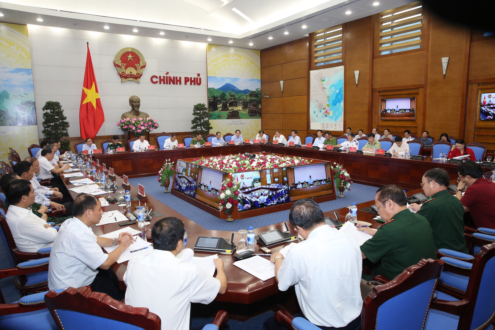 Phó thủ tướng Trương Hòa Bình chủ trị hội nghị toàn quốc về chống buôn lậu, hàng giải và gian lận thương mại, sáng 20/7.<br><br>