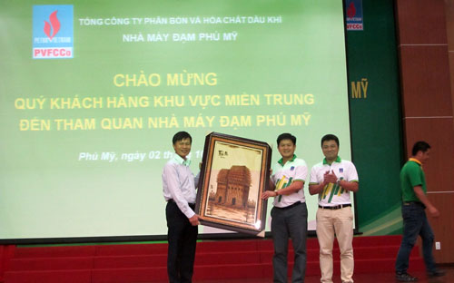 Đây là chương trình chăm sóc khách hàng thường niên, thể hiện sự quan tâm, tạo mối quan hệ hợp tác, gắn kết lâu dài giữa PVFCCo với khách hàng.