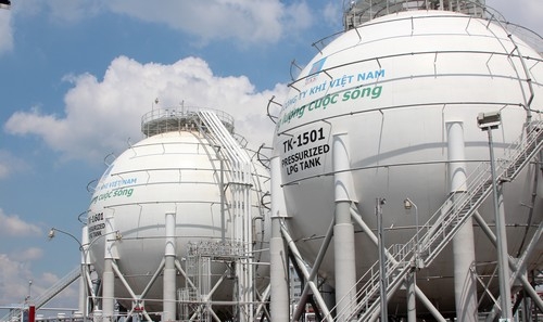 Phát triển đồng bộ hệ thống phân phối khí thấp áp và hệ thống phân phối 
khí nén thiên nhiên (CNG) làm tiền đề để phát triển hệ thống phân phối 
khí cung cấp cho giao thông vận tải.