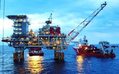Tổng doanh thu của Petro Vietnam đạt 215,6 nghìn tỷ đồng (tính theo giá cố 
định năm 2010), bằng 84% kế hoạch 6 tháng và 42% kế hoạch năm. 
