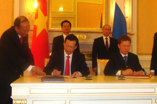 Thủ tướng Việt Nam và Thủ tướng Liên bang Nga chứng kiến lễ ký hợp tác giữa Petro Vietnam và Gazprom.