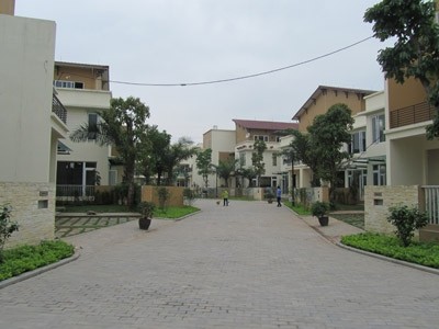 Palm Garden được xây dựng trên diện tích 2,7 ha, nằm trong khu đô thị mới Việt Hưng rộng tới 200 ha, trên địa bàn quận Long Biên, Hà Nội.