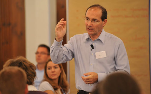 Tiến sĩ Patrick Dixon là người sáng lập và hiện là Chủ tịch của tổ chức nghiên cứu và tư vấn xu thế toàn cầu Globalchange.<br>