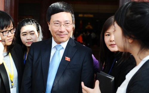 Phó thủ tướng Phạm Bình Minh trong một lần trả lời phỏng vấn báo chí bên hành lang Quốc hội.<br>