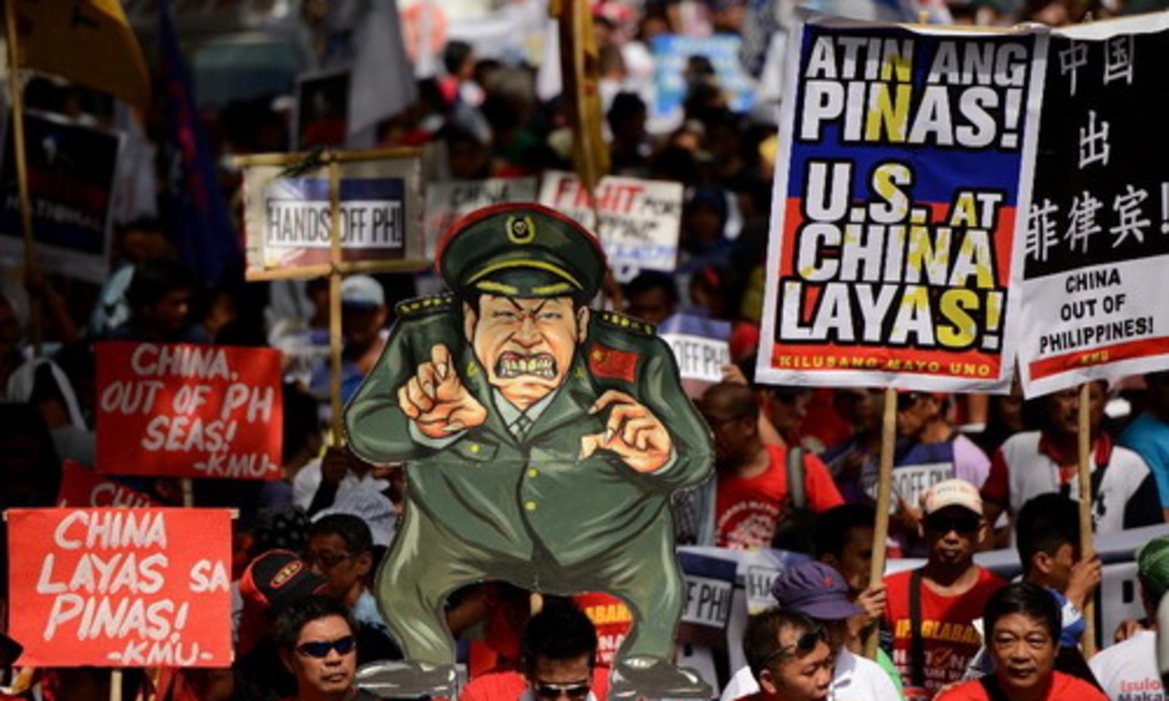 Người Philippines biểu tình chống Trung Quốc tại Manila - Ảnh: Forbes.<br>
