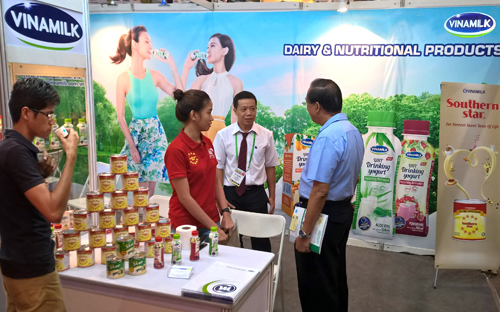 <div>Đại diện Vinamilk giới thiệu đến người tiêu dùng Phillippines những sản phẩm sữa đặc và sữa chua uống được phát triển mẫu mã, hương vị theo khẩu vị địa phương.</div>