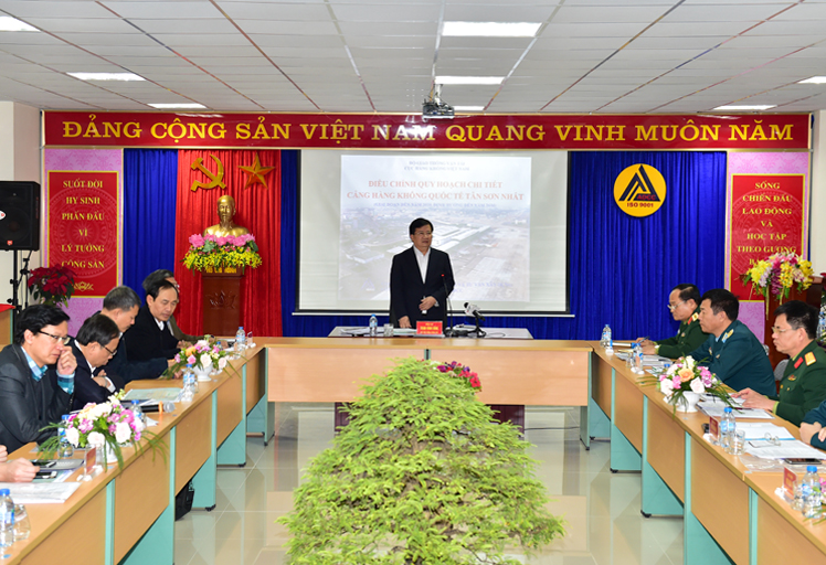 Phó thủ tướng Trịnh Đình Dũng làm việc với đơn vị tư vấn mở rộng sân bay Tân Sơn Nhất, ngày 9/2.<br>