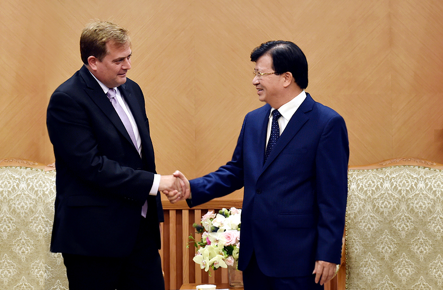 Phó thủ tướng Trịnh Đình Dũng tiếp ông Paul Greenwood, Phó chủ 
tịch Tập đoàn Exxon Mobil phụ trách khí và năng lượng, chiều 10/10.