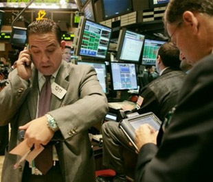 Chứng khoán Mỹ đã giảm điểm hôm thứ Hai trước những lo ngại về dịch cúm bao trùm lên tâm lý nhiều nhà đầu tư - Ảnh: Reuters.