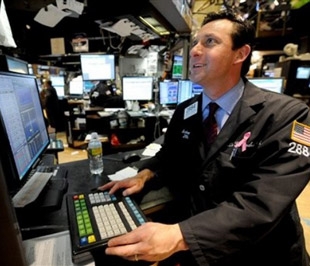 Diễn biến trên thị trường chứng khoán Mỹ có thể nhận thấy được sự lạc quan và thể hiện xu hướng tăng điểm mạnh khi so với đầu tháng 3/2009, chỉ số Dow Jones lên 17,2%, chỉ số S&P 500 tăng 18,8% - Ảnh: Reuters.