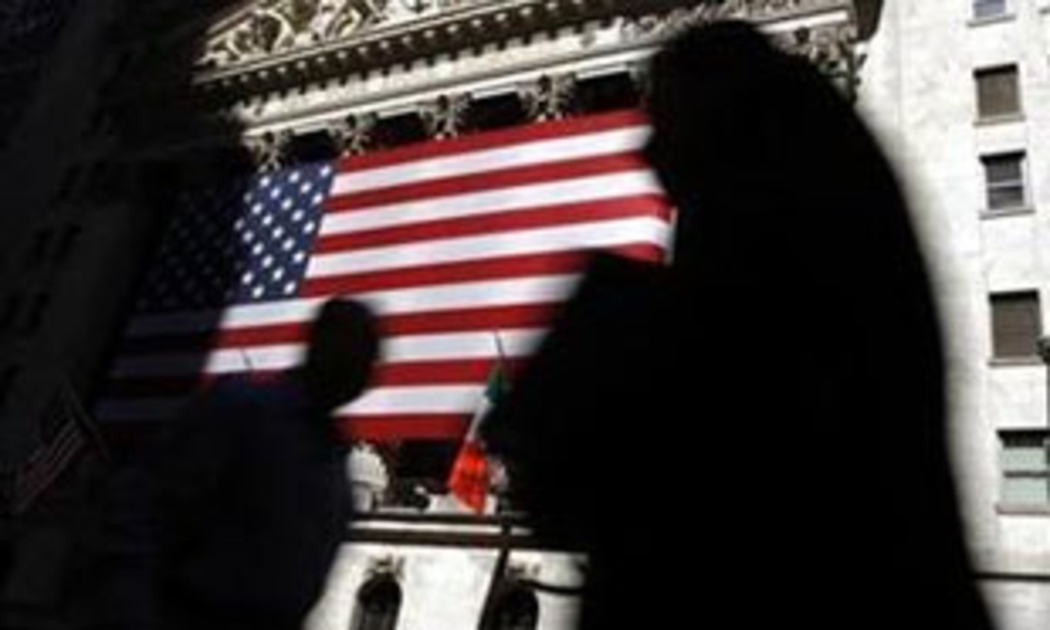 Trên thị trường chứng khoán, chỉ số S&P 500 đã mất gần 41%, chỉ số Dow Jones mất 36% trong năm 2008 (tính đến 15/12) kéo theo giá nhiều cổ phiếu sụt giảm và hàng nghìn tỷ USD “bốc hơi” - Ảnh: Reuters.
