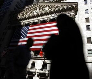 Trên thị trường chứng khoán, chỉ số S&P 500 đã mất gần 41%, chỉ số Dow Jones mất 36% trong năm 2008 (tính đến 15/12) kéo theo giá nhiều cổ phiếu sụt giảm và hàng nghìn tỷ USD “bốc hơi” - Ảnh: Reuters.