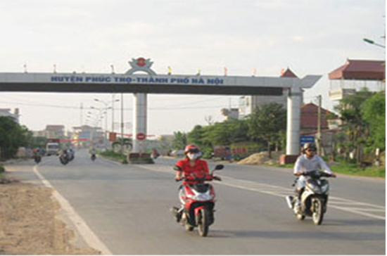 Thị trấn này nằm ở phía Tây Bắc thành phố Hà Nội, cách trung tâm Thủ đô 30km. 