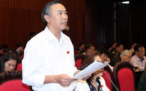 Đại biểu Phùng Đức Tiến đề nghị làm rõ hơn vai trò của Chủ tịch nước trong việc thống lĩnh lực lượng vũ trang - Ảnh: CTV.<br>