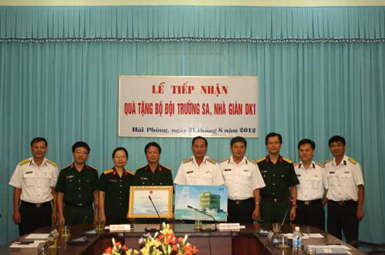 Lễ tiếp nhận tài trợ trị giá 20 tỷ đồng xây công trình Nhà văn hóa đa năng trên Đảo Đá Tây B, thuộc Quần đảo Trường Sa từ Ngân hàng Quân đội.