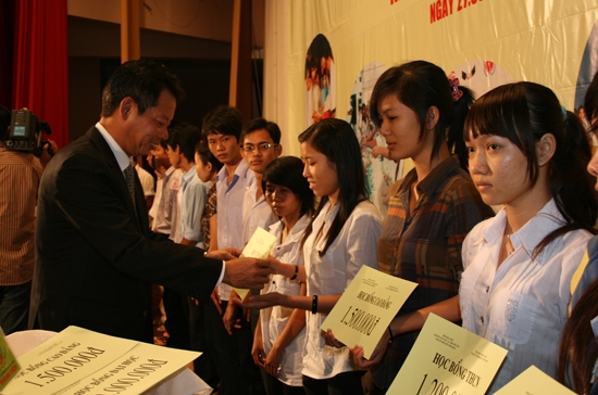 Fusheng tài trợ học bổng cho các em mồ côi, trẻ khuyết tật có hoàn cảnh khó khăn.