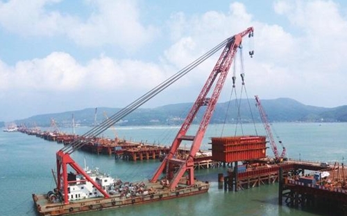 Cầu Pingtan là cầu đường sắt qua biển đầu tiên của Trung Quốc với 6 làn đường cao tốc bên trên và 4 đường ray tàu cao tốc ở dưới - Nguồn: Xinhua News.<br>