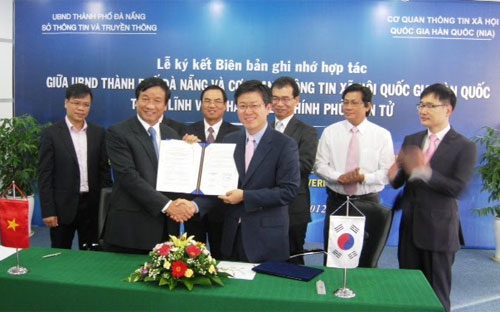 Lễ ký kết biên bản ghi nhớ hợp tác trong lĩnh vực phát triển chính phủ điện tử giữa NIA và thành phố Đà Nẵng.<br>