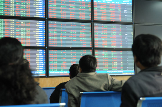 Nhà đầu tư kỳ vọng thị trường phục hồi trở lại trong tháng cuối năm - Ảnh: Quang Liên.