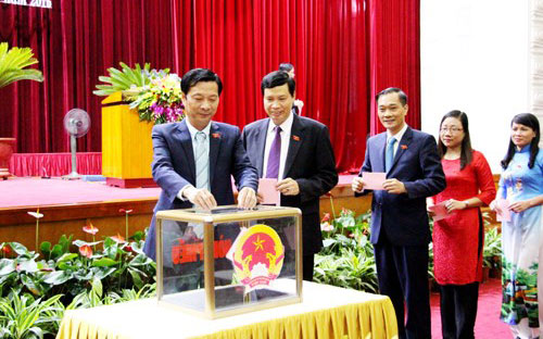 Các đại biểu Hội đồng nhân dân tỉnh Quảng Ninh bầu lãnh đạo chủ chốt của tỉnh.<br>
