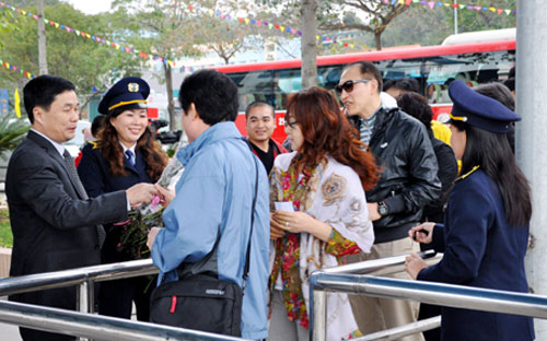 Lãnh đạo Sở Văn hóa, Thể thao và Du lịch Quảng Ninh đón đoàn du khách "xông đất" - Ảnh Báo Quảng Ninh.