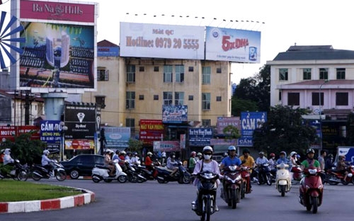 Tình trạng quảng cáo sai phép, trái phép diễn ra khá phổ biến tại Hà Nội hiện nay.<br><br>
