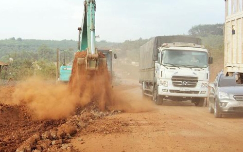 Ban Quản lý Dự án đường Hồ Chí Minh chọn Come 3 làm nhà thầu tham 
gia Dự án qua thị xã Đồng Xoài. Kết quả, Come 3 thi công gói thầu số 01 
chậm tiến độ do năng lực về tài chính, nhân sự, máy móc thiết bị kém 
không đáp ứng yêu cầu - Ảnh minh họa. 