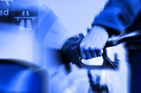  Hiện khoảng chênh lệch giá giữa dầu thô giao sau trên sàn hàng hóa New 
York và dầu thô Brent Biển Bắc trên sàn London đã mở rộng, lên hơn 7 
USD/thùng - Ảnh: Rf.<br>