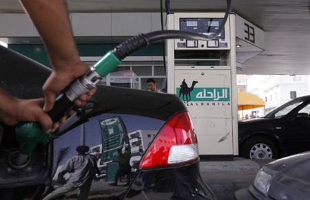 Giá xăng kỳ hạn bất ngờ nhảy vọt trên 3% sau nhiều ngày dậm chân tại chỗ - Ảnh: Reuters.