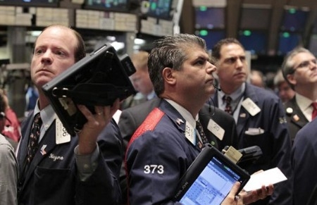 Tâm lý bất an trở lại bao phủ khắp thị trường khi châu Âu có dấu hiệu khó đạt đồng thuận giải quyết nợ công - Ảnh: Reuters.