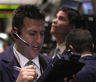 Nhiều số liệu kinh tế không khả quan được công bố và giá dầu đi xuống là nguyên nhân cơ bản khiến thị trường giảm điểm - Ảnh: Reuters.