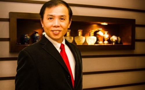 Robin Ho là nhà đầu tư chuyên nghiệp của Philips Securities (công ty 
chứng khoán lớn nhất Singapore) với 16 năm kinh nghiệm trên thị trường 
ngoại hối, chứng khoán phái sinh… thuộc Top nhà đầu tư kiếm lời nhiều 
nhất trên thị trường. 