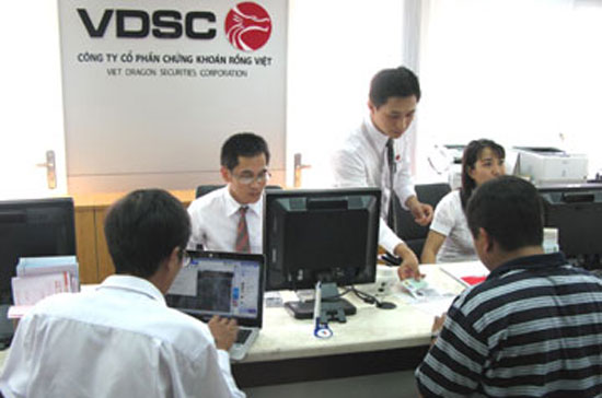 Giao dịch tại chi nhánh Công ty Chứng khoán Rồng Việt.