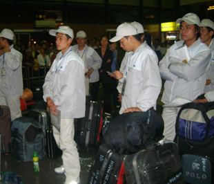 Lao động chờ làm thủ tục xuất cảnh sang Hàn Quốc làm việc - Ảnh: QL.