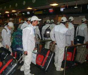 Lao động sang Hàn Quốc làm thủ tục xuất cảnh tại sân bay Nội Bài. Ảnh: Quỳnh Lam.