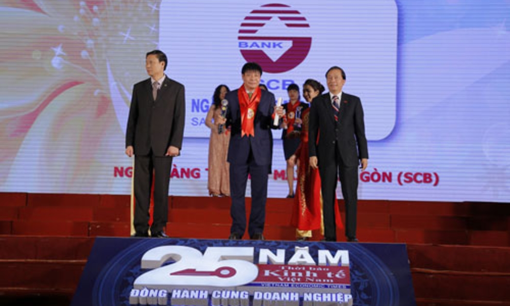 Ông Lại Quốc Tuấn, Phó tổng giám đốc SCB nhận giải thưởng Thương hiệu mạnh Việt Nam 2015.